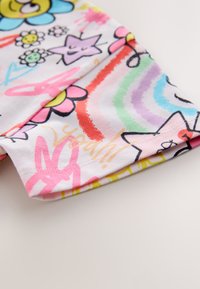 Tissu en coton avec un motif coloré et ludique comprenant des étoiles, des fleurs et des tourbillons abstraits dans des nuances de rose, bleu, jaune et vert.