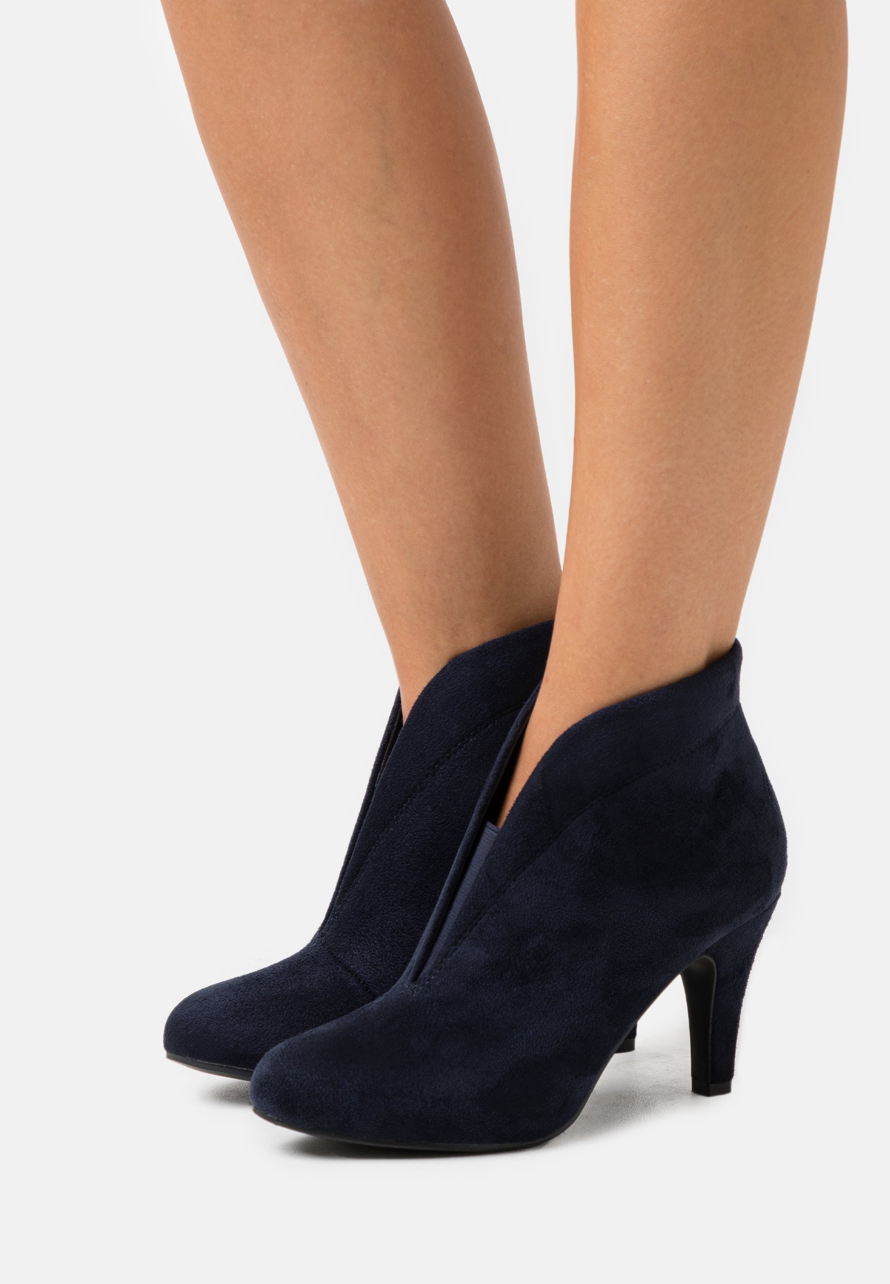 girls bailey button uggs