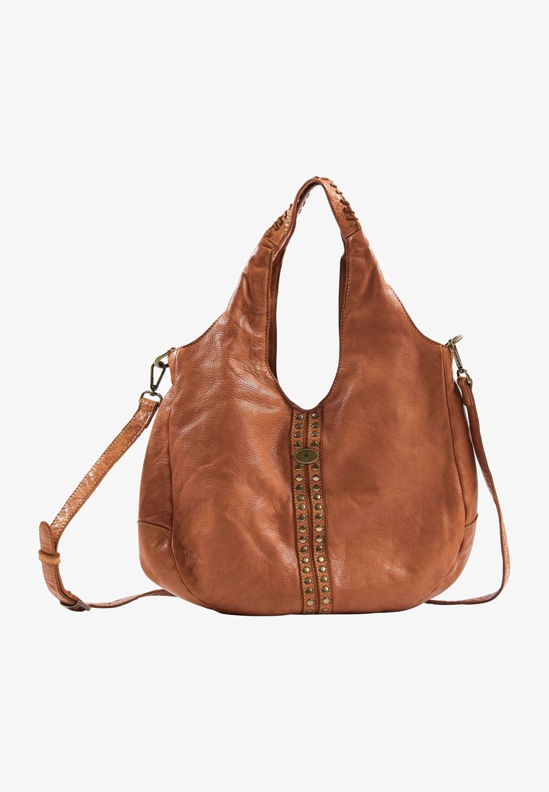 Bolso de mano de cuero marrón con un diseño informal, que presenta una fila central de remaches redondos y una correa de hombro desmontable.