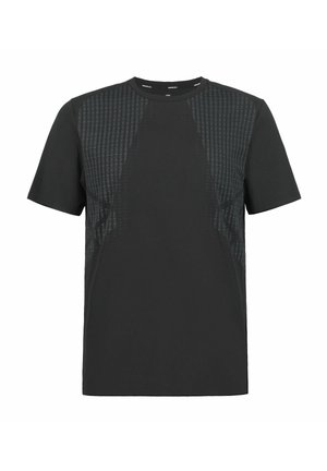 Schwarzes kurzärmeliges Sport-T-Shirt mit strukturierten Mesh-Einsätzen auf der oberen Brust und den Schultern, Vorderansicht vor weißem Hintergrund.
