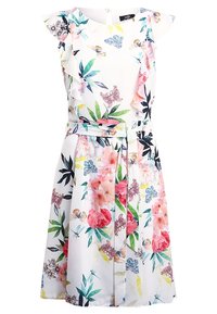 Robe florale avec des manches courtes à volants, fond blanc, fleurs roses et bleues, papillons, et une ceinture ajustée à la taille. Tissu lisse.
