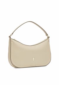 Sac à bandoulière en cuir beige avec des bords arrondis, une sangle unique, une fermeture éclair dorée, et un petit logo métallique rectangulaire au centre avant.