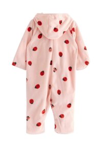 Combinaison en polaire douce rose clair avec capuche, ornée d'un motif de coccinelles rouges et d'accents noirs. Coupe simple et décontractée avec des manches à poignets.