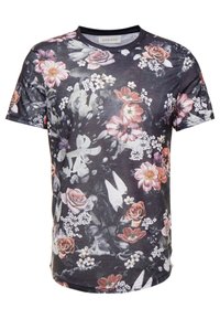 Camiseta de manga corta con fondo negro y un vibrante estampado floral en tonos de rosa y blanco. Tejido suave, escote redondo.