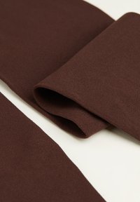 Brunt, tekstureret stof foldet med en glat overflade, der har en let glans. Stoffet er draperet for at vise sine bløde, flydende egenskaber.