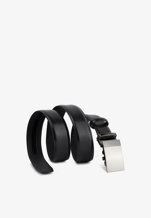 Czarny syntetyczny pasek o gładkim, błyszczącym wykończeniu i srebrną metalową klamrą. Jego design jest nowoczesny, o smukłym, minimalistycznym stylu.