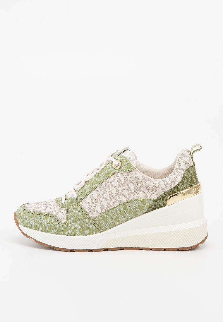 Sneakers verde chiaro e beige con un design testurizzato e dettagli dorati; presentano una suola spessa e bianca e un sistema di allacciatura.