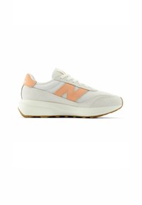 Sneakers bianchi con accenti di pesca chiara, materiali in rete e camoscio, punta arrotondata, sole spesso e logo "N" distintivo sul lato.