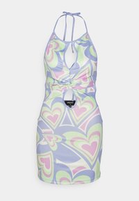 Vestido mini de alças em azul claro com padrões de corações multicoloridos, apresentando um recorte frontal e detalhe torcido na cintura.