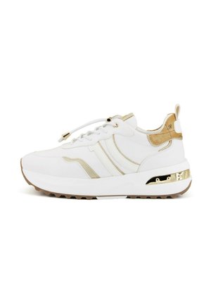 Scarpa da ginnastica bianca con accenti dorati, dotata di una tomaia in pelle liscia, allacciatura frontale, suola in gomma e strisce laterali testurizzate.