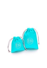 Turkise stofpose med snoretræk, en større og en mindre, med sølv detaljer og præget "Elli" logo på fronten.