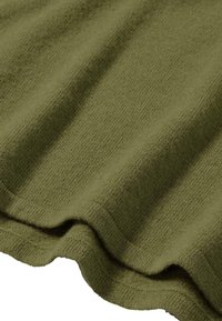 Tessuto verde oliva con una superficie morbida e testurizzata; presenta un bordo ondulato e un motivo a costine, creando una caduta delicata e una dimensione.