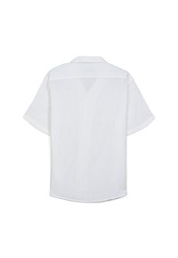 Camicia bianca a maniche corte con colletto, caratterizzata da una sottile texture geometrica e un orlo curvo. La vista dal retro non mostra chiusure visibili.