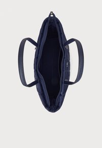 Granatowa pikowana torba na ramię z dwoma teksturowanymi uchwytami, zamknięciem na zamek błyskawiczny oraz kieszeniami wewnętrznymi. Gładkie wnętrze z tkaniny o prostym, czystym designie.