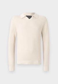 Strikket genser i lys beige, med en kontrasterende hvit krage, teksturert mønster og ribbede mansjetter og fald.
