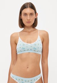 Svijetloplavi bralet i odgovarajući hipster gaćice izrađeni od rebrastog materijala, s cvjetnim uzorkom i čipkastim rubovima.