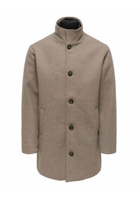 Cappotto marrone in misto lana con colletto alto, chiusura frontale con bottoni e due tasche inclinate. Tessuto liscio con silhouette pulita.