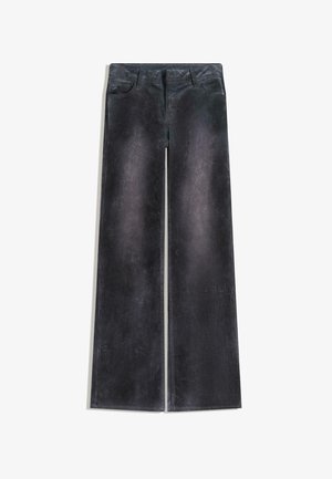 Helleben-Jeans in Dunkelgrau, mit glatter Textur, traditionellem Fünf-Taschen-Design und Kontrastnähten entlang der Nähte.