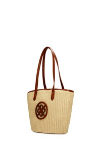 Geflochtene Strohtasche mit braunen synthetischen Ledergriffen und einem auffälligen schwarzen, ineinander verschlungenen Knoten-Logo auf der Vorderseite.