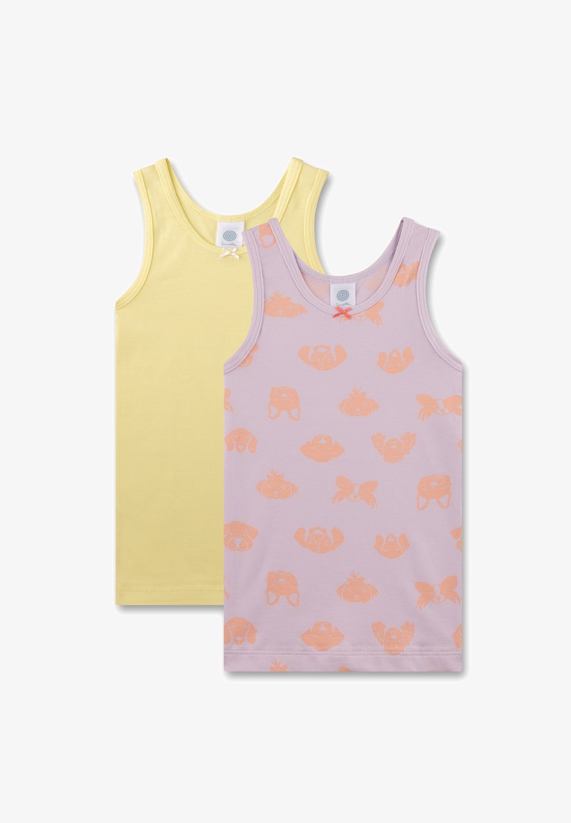 Zwei Tanktops: eines in einfarbigem Gelb, das andere in Lavendel mit orangenen Tiermustern. Beide bestehen aus weichem Baumwollstoff, haben runde Ausschnitte und sind ärmellos.