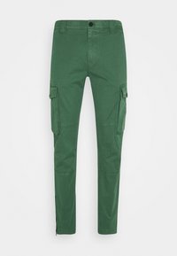 Pantalon cargo vert avec plusieurs poches latérales, coupe droite et fermeture par bouton avec braguette à glissière. Matière coton lisse.