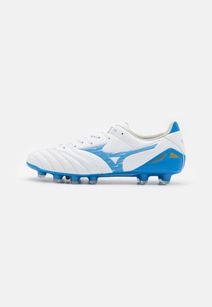 Witte voetbalschoenen met blauwe accenten, een gestructureerde synthetische bovenkant, een swoosh-ontwerp en een zes-studige outsole voor grip.