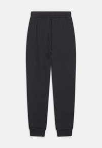 Czarne dresy z elastycznym pasem i mankietami, wykonane z miękkiego, teksturowanego materiału. Prosty krój, bez widocznych wzorów czy akcentów.