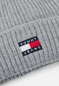 Tommy Jeans HERITAGE BEANIE - Beanie - silver grey