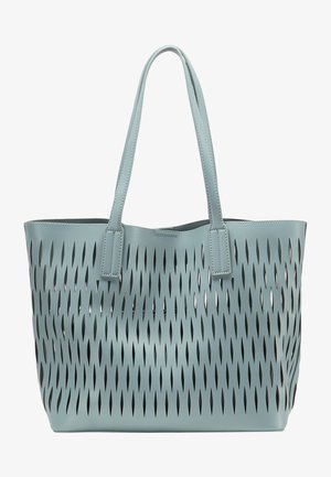 Sac fourre-tout bleu clair avec bretelles doubles et motif de découpes en forme de losanges allongés sur le corps.