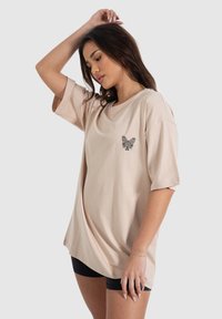Smilodox PAYTON OVERSIZE - T-shirt print - hellbraun