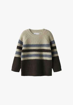 Chunky strikpullover med beige, blå, sort og mørkebrun vandrette striber, lange ærmer og rund halsudskæring.
