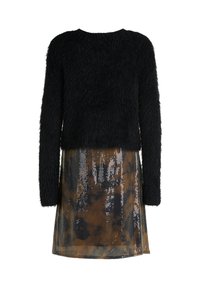 Schwarzer, flusiger Pullover mit langen Ärmeln über einem bronzefarbenen und schwarzen Pailletten-Kleid mit geripptem Textur und einem Tierdruckdesign.