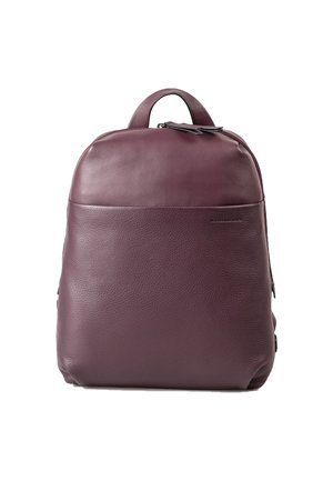 Zaino in pelle viola con una texture liscia, parte superiore arrotondata e una cerniera. Presenta una tasca frontale e un manico superiore per il trasporto.