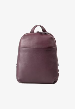 Zaino in pelle viola con una texture liscia, parte superiore arrotondata e una cerniera. Presenta una tasca frontale e un manico superiore per il trasporto.
