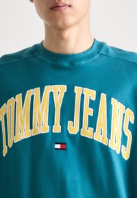Tommy Jeans BOXY POP VARSITY CREW UNISEX - Sudadera - timeless teal