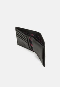 Portefeuille en cuir noir avec plusieurs emplacements pour cartes, un compartiment pour billets et une doublure en tissu à motifs avec des rayures rouges et marines.