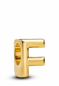 Bague en métal de couleur dorée en forme de lettre "F", avec une surface lisse et polie et un intérieur creux pour un port facile.