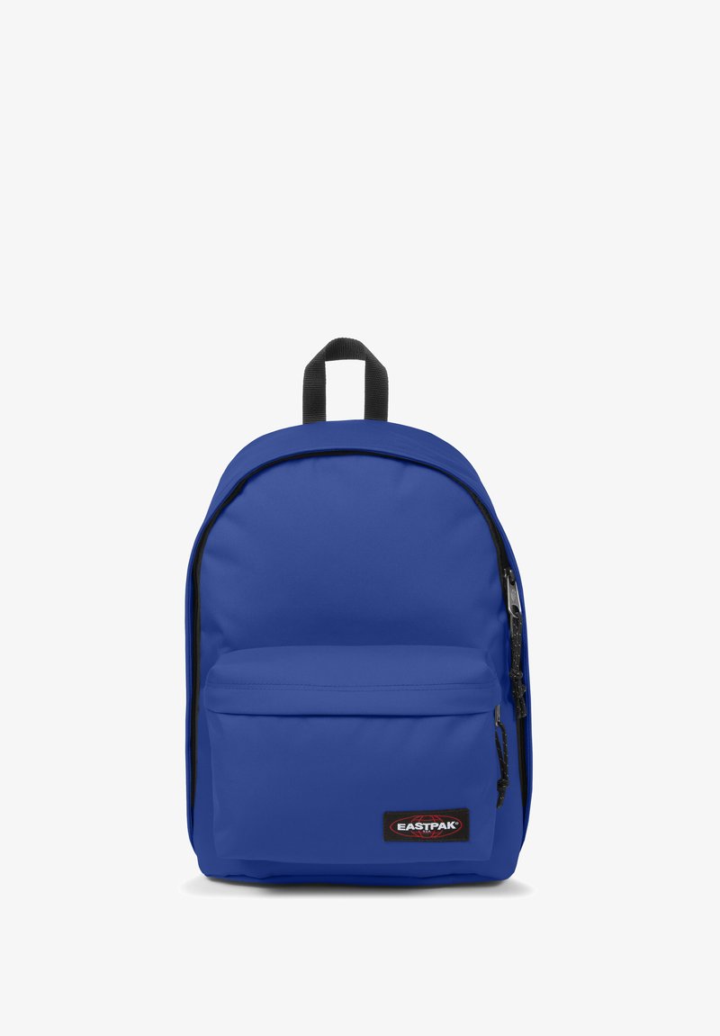 Modrý batoh vyrobený z odolné tkaniny, s hlavním zipovým oddílem, přední kapsou a černou rukojetí nahoře.
