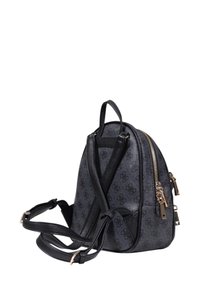 Mochila negra de piel sintética con un exterior estampado, que cuenta con un zipper dorado, correas ajustables y bolsillos laterales para mayor funcionalidad.