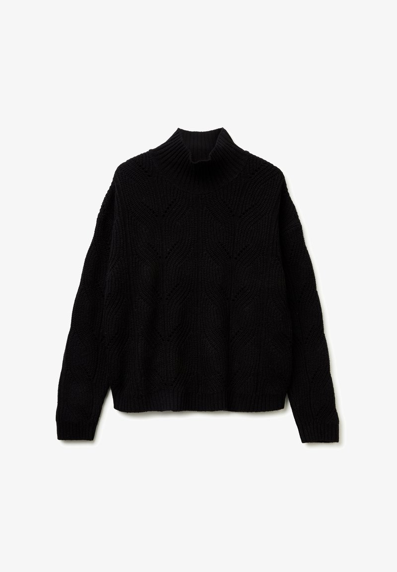 Maglione nero lavorato a maglia con colletto alto, motivo a treccia testurizzato, maniche lunghe e polsini e fondo a costine.