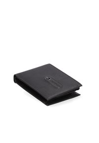 Portafoglio in pelle nera con una superficie liscia. Presenta un design cucito e una chiusura a bottone con un sottile accento hardware sul davanti.