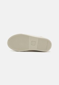 Veja SMALL V-12 UNISEX - Sneakers basse - extra white/rouille