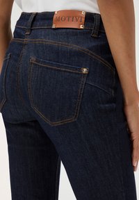 Motivi PUSH-UP BIANCA - Vaqueros a campana - blu