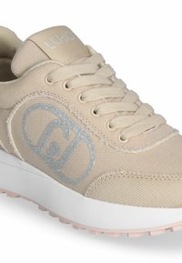 Beige Leinensneaker mit silbernem Logodetail, gerundeter Zehenpartie, strukturiertem Obermaterial und weißer Zwischensohle mit hellrosa Außensohle. Schnürsenkel in passender Farbe.