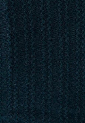 Tmavomodrý textil s textúrovaným vzorom vyvýšených pruhov, ktorý obsahuje tkaný dizajn, ktorý vytvára hĺbku a vizuálny záujem.