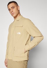 The North Face UTILITY OVERSIZED SHIRT - Marškiniai - khaki stone