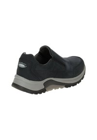 Instap schoen in donkergrijs suede met rubberen buitenzool. Heeft elastische zijpanelen en subtiele branding op de hak. Gelaagd bovenoppervlak.