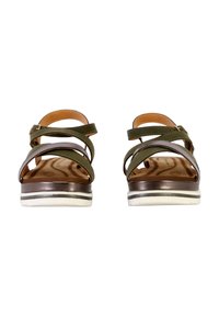 Groene en bruine sandalen met bandjes en een witte zool, met een gestructureerde voetbed en verstelbare enkelbandjes voor een veilige pasvorm.