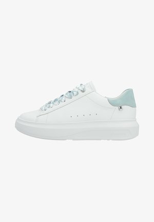 Weiße Sneakers mit einem glatten Lederobermaterial, strukturierten aquafarbenen Akzenten an der Ferse und einzigartigen Ripsband-Schnürsenkeln. Dicke weiße Sohle. Leichtes Design.