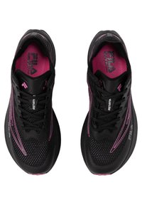 Zapatillas deportivas negras con parte superior de malla, acentos rosas y una suela texturizada. Incluyen características como cordones y marcas en la lengüeta y el lado.